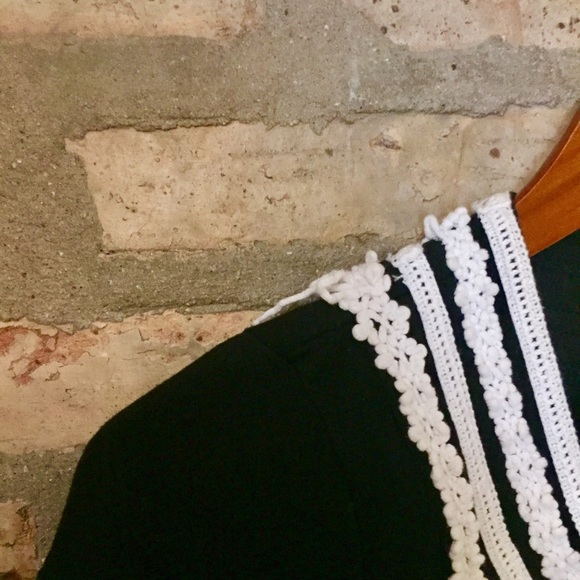 Adorable black dress with embroidered lace detail - Picture 2 of 3